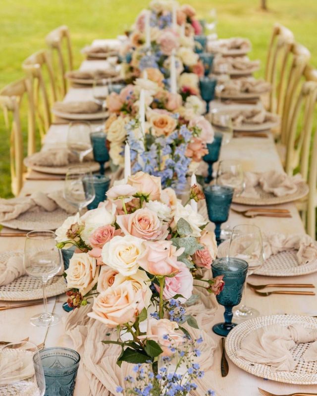 Dreaming of sunny summer days and outdoor events 💐☀️🍽

📷: @515photoco 
🌷: @mintandmagnolia